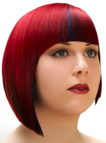 czerwona młodzieżowa fryzura asymetryczna krótka, nowoczesne uczesanie dla nastolatki zdjęcie-16